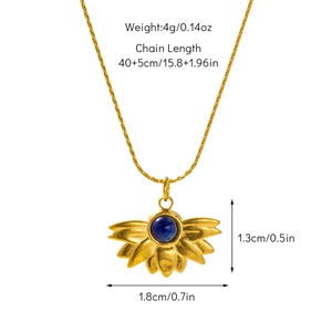 Vue détaillée du pendentif lotus bohème avec pierre bleue et spécifications de taille