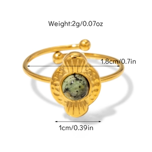 Détails d'une bague dorée avec pierre verte et dimensions du bijou ajustable