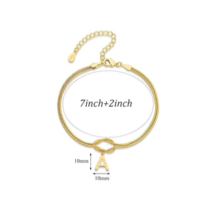 Detail van de 18K vergulde S925 zilveren armband met knoopontwerp en hanger met letter A