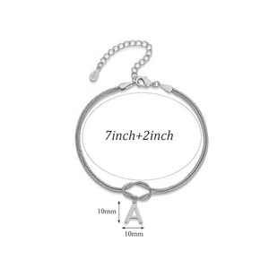 Detailweergave van zilveren titanium stalen ketting met knoop en letter A hanger