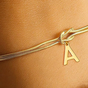 18K goud vergulde titaanstaal knooparmband met een gepolijste letter A hanger