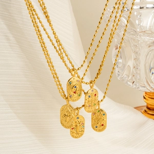 Détails des pendentifs zodiacaux ovales dorés avec zircons colorés et chaînes à grains