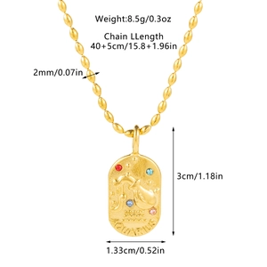 Vue détaillée du pendentif zodiaque Verseau doré avec zircons colorés et spécifications