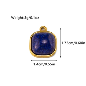 Vue macro du pendentif carré doré avec pierre naturelle bleue et détails de taille
