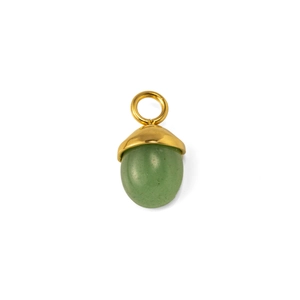 Dettaglio di pendente in pietra naturale verde a forma di pigna con anello in acciaio oro 18k