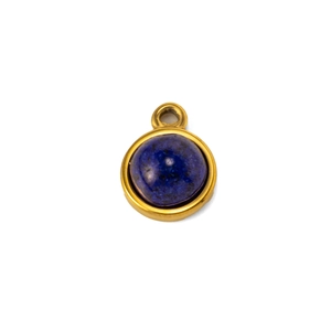 Makro-Detail von rundem Gold-Edelstahl-Anhänger mit natürlichem blauem Lapis-Inlay