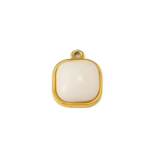 Vue détaillée du pendentif carré en pierre blanche avec sertissage en acier inoxydable doré