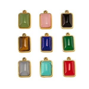 Primer plano de colgantes rectangulares de piedra natural con bordes de acero dorado