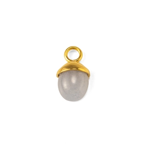 Macro di un ciondolo a pigna in oro 18k con pietra naturale grigia traslucida
