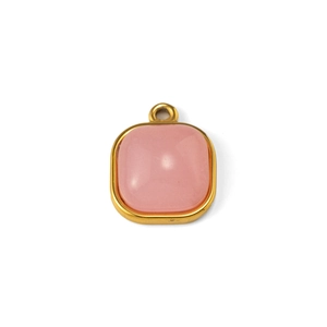Détail macro d'un pendentif carré doré avec quartz rose pour la création de bijoux DIY