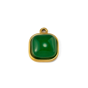 Détail d'un pendentif vintage carré en acier doré avec une pierre précieuse vert foncé