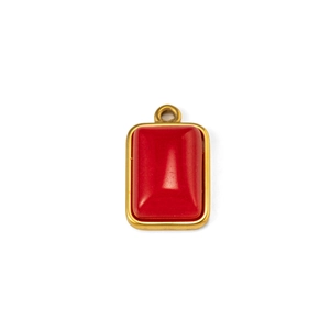 Detalle macro del colgante rectangular de acero dorado con piedra roja grande