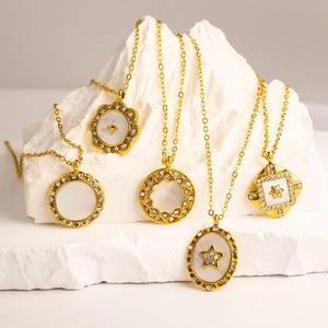 Halsketten-Set aus 18k Titanstahl in Gold mit weißen Perlmutt-Anhängern und Zirkon-Besatz