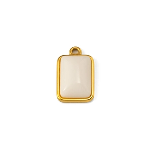 Detalle del colgante rectangular de acero dorado con incrustación de nácar blanco natural
