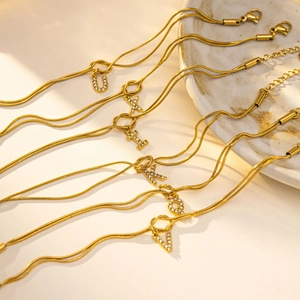 Gouden roestvrijstalen slangenarmband met zirkonia letterhangers voor koppels en vrienden