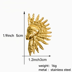 Dettaglio orecchino indiano dorato con misure di 5 cm di altezza e 3 cm di larghezza