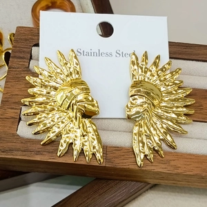 Orecchini silhouette capo indiano in acciaio inossidabile dorato su display in legno