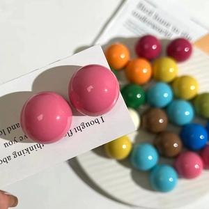 Orecchini a perno tondi in resina color rosa pastello in stile Morandi per donna