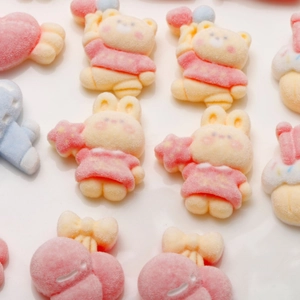 Ciondoli floccati per capelli a forma di orso e coniglio in colori pastello su bianco