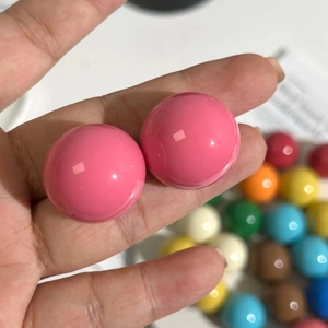 Dettaglio dei perni rotondi in resina Morandi rosa pesca con finitura lucida a specchio