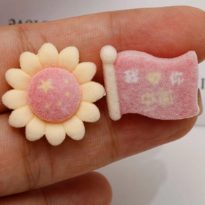 Dettaglio macro di accessori per capelli fai da te con toppe girasole e bandiera