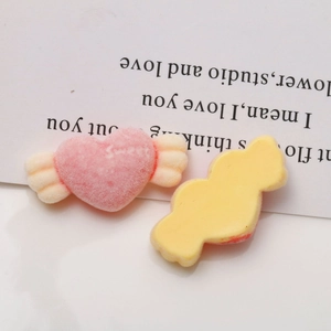 Dettaglio di ciondolo a cuore floccato rosa con ali per accessori per capelli fai-da-te