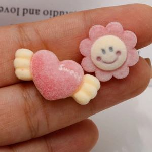 Macro di mini toppe floccate a forma di cuore e fiore per accessori capelli fai-da-te