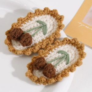 Detailansicht handgestrickter Baumwoll-Haarspangen mit braunem Kirsch-Dekor