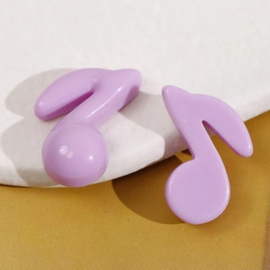 Dettaglio dei ciondoli in resina viola lucida a forma di nota per orecchini e accessori DIY