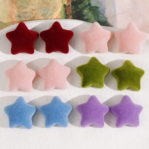 Detalle de parches de estrella de terciopelo de colores para accesorios de pelo y manualidades