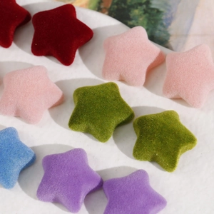 Primer plano de parches de estrellas de terciopelo flocado para accesorios del cabello