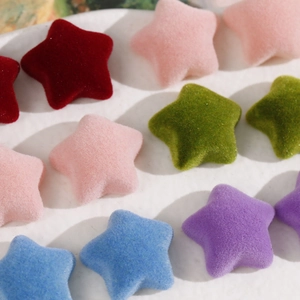 Vista macro de parches de estrella flocada de colores para accesorios de pelo DIY