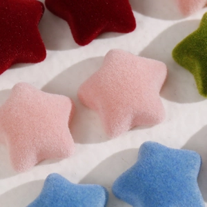 Vista macro de dijes de estrellas de terciopelo de colores para accesorios del cabello
