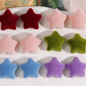 Vista macro de parches de estrellas flocadas de colores para accesorios de pelo DIY