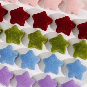 Accesorios para el cabello DIY con estrellas de felpa en colores vibrantes variados