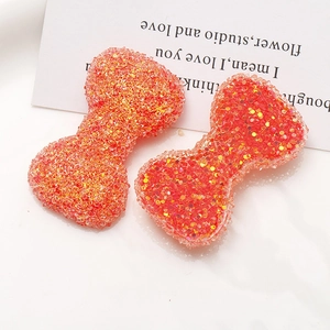 Dettaglio macro di fiocchi in resina scintillanti con paillettes per artigianato fai-da-te