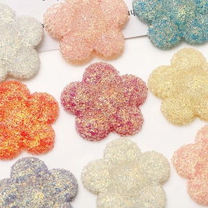 Makro-Detail bunter Harz-Blumenanhänger mit Glitzertextur für DIY-Bastelarbeiten und Dekoration
