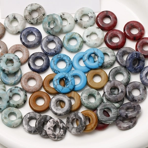 Polierte Natursteinperlen mit bunten Texturen für DIY-Schmuck in einer weißen Schale