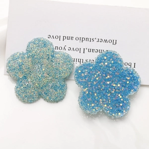 Blaue Harz-Blumenanhänger für DIY-Schmuck mit Glitzer- und klaren Kristalltexturen