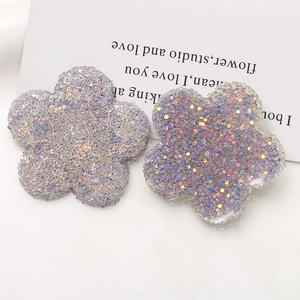 Detailansicht von zwei lila holografischen Harzblumen mit glitzernden Pailletten für Bastelarbeiten