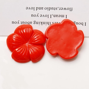 Dettaglio charm fiore in resina rossa con fronte testurizzato e retro piatto per DIY