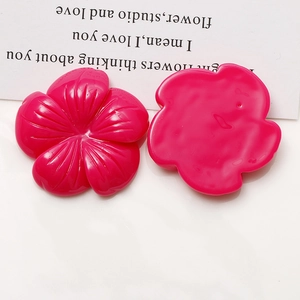 Dettaglio di fiori in resina rosa a cinque petali per la creazione di gioielli DIY