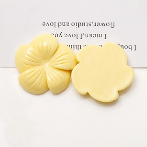 Dettaglio fronte e retro di fiori in resina giallo crema per accessori fai-da-te