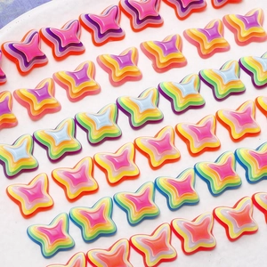 Makroaufnahme bunter Regenbogen-Schmetterlinge aus Harz für DIY-Nagelkunst und Basteln