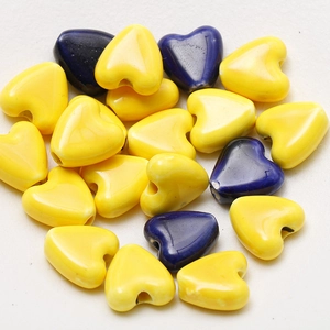Vue rapprochée de perles cœur en céramique brillante pour la création de bijoux DIY