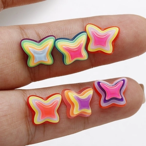 Bunte Schmetterlings-Nagelkunst-Anhänger aus Harz mit mehrfarbigem Streifendesign
