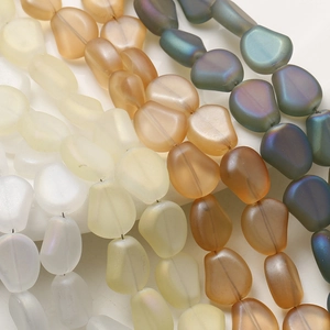 Vue macro de perles en verre dépoli multicolores aux formes irrégulières pour bijoux DIY