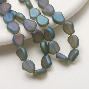 Perles en verre dépoli irrégulières avec dégradé irisé sur un plateau blanc