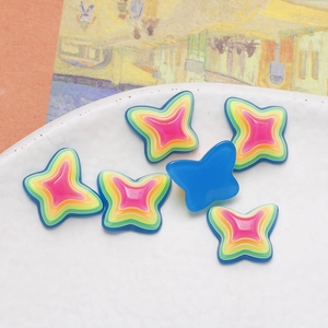 Makroaufnahme bunter Schmetterlings-Harzanhänger für DIY-Maniküre und Bastelarbeiten