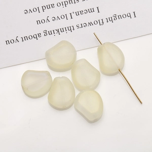 Gros plan de perles de verre givré en forme de pétale pour bijoux personnalisés DIY